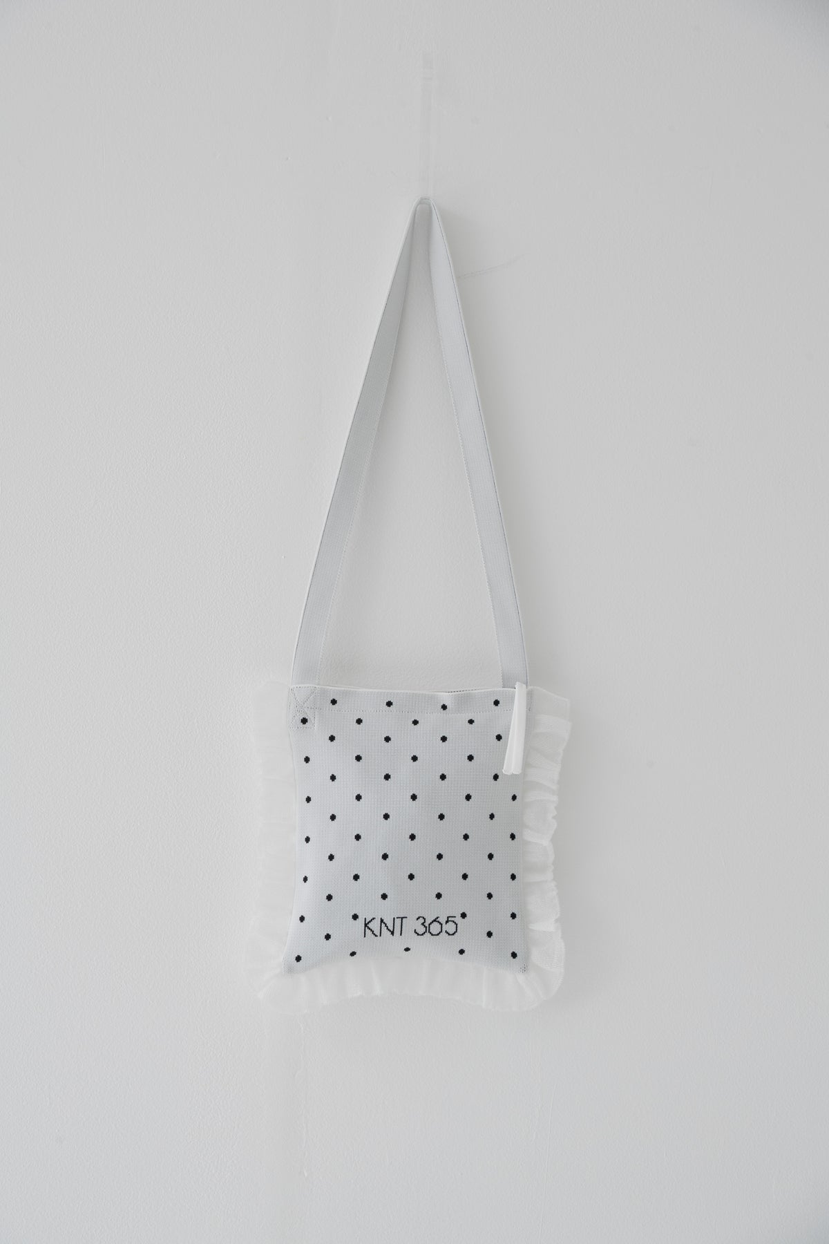 Frilly / Dot / White