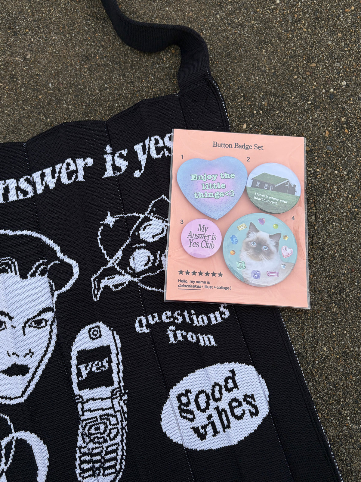 【dalazdaakaa Button Badge Set】  Knitty / Yes / Black