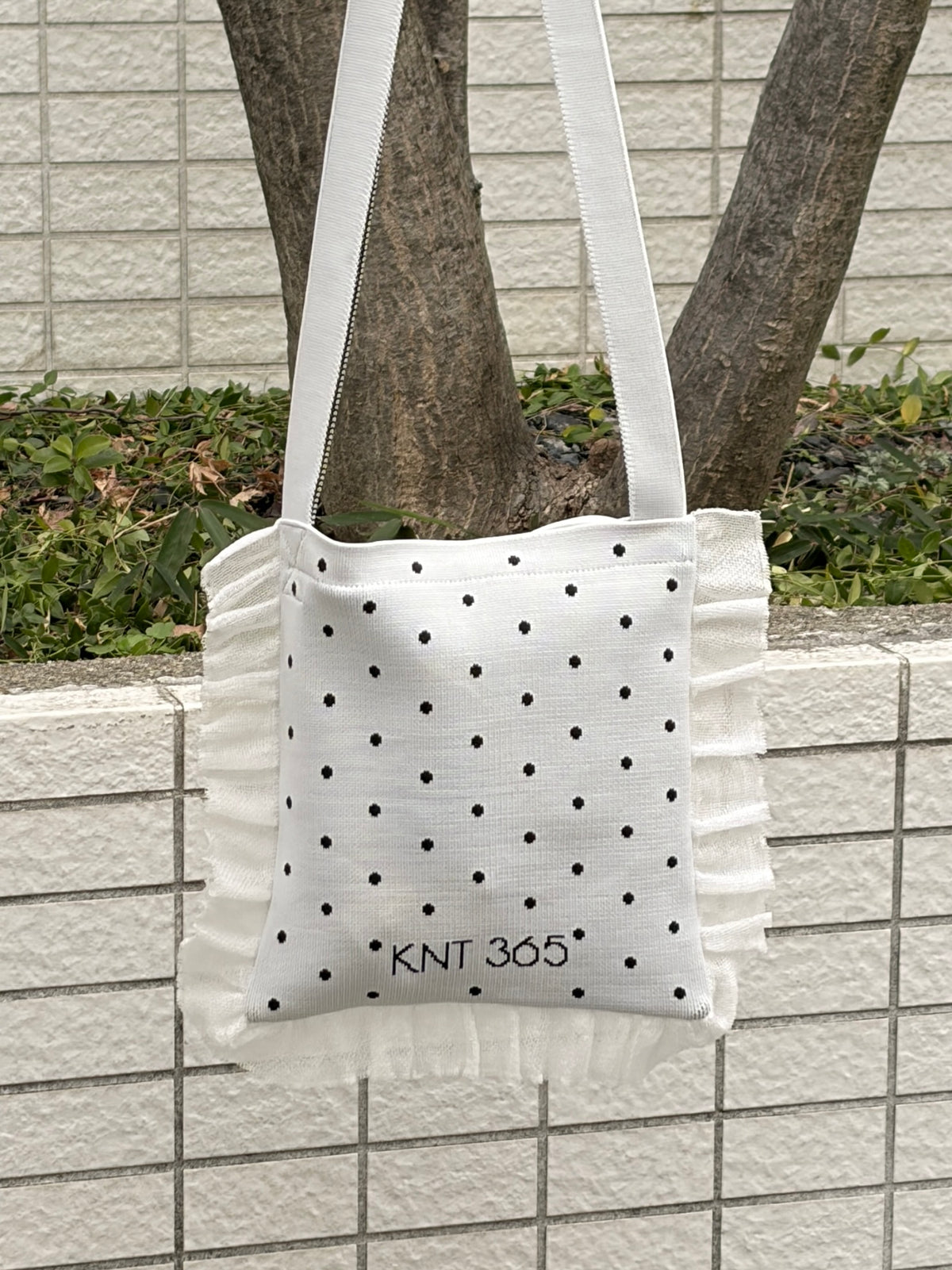 Frilly / Dot / White